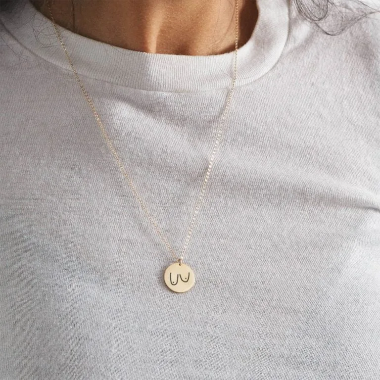 "Afslappede" Boobies Halskæde - Personligt Smykke fra Øndig Jewellery. Du støtter med 100 kr. til Støt Brysterne når du køber denne “Afslappede” Boobies Halskæde. Din støtte går direkte til forskning i brystkræft..
