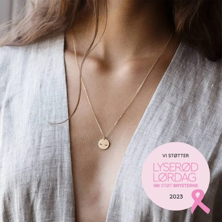 "Itty Bitties" Boobies Halskæde - Personligt Smykke fra Øndig Jewellery. Du støtter med 100 kr. til Støt Brysterne når du køber denne “Itty Bitties” Boobies Halskæde. Din støtte går direkte til forskning i brystkræft..