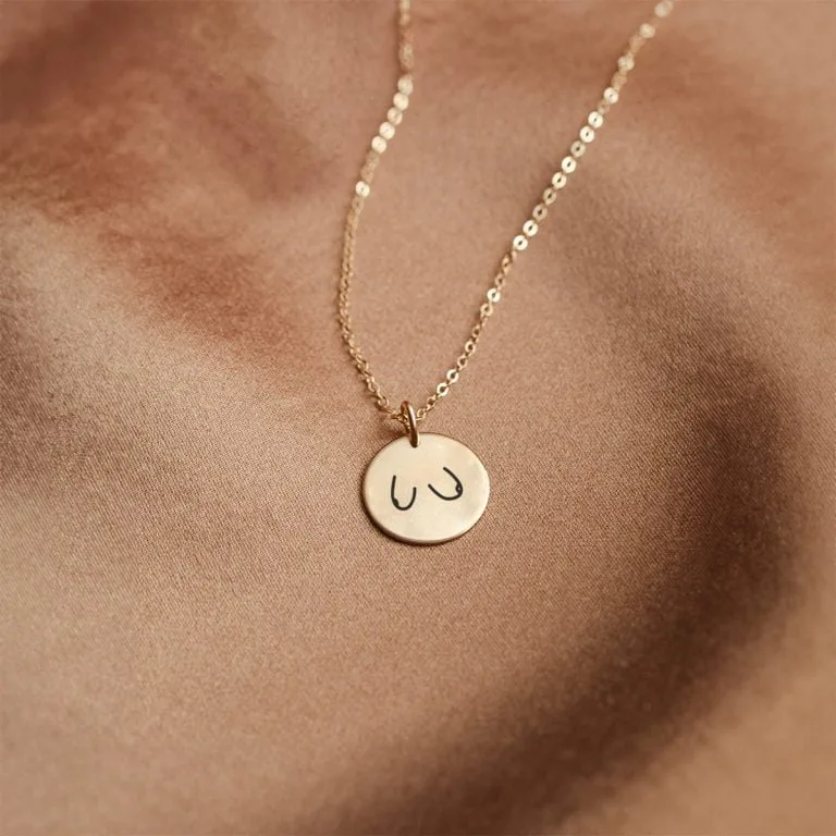 "Øst-Vest" Boobies Halskæde - Personligt Smykke fra Øndig Jewellery. Du støtter med 100 kr. til Støt Brysterne når du køber denne “Øst-Vest” Boobies Halskæde. Din støtte går direkte til forskning i brystkræft..