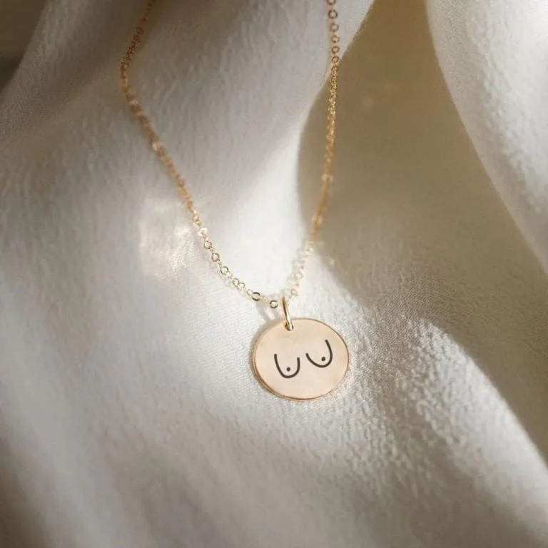 "Runde" Boobies Halskæde - Personligt Smykke fra Øndig Jewellery. Du støtter med 100 kr. til Støt Brysterne når du køber denne “Runde” Boobies Halskæde. Din støtte går direkte til forskning i brystkræft..