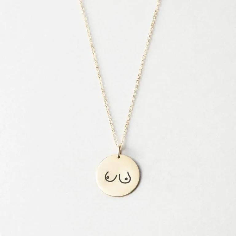 Dråbeformede Boobies Halskæde - Personligt Smykke fra Øndig Jewellery. Du støtter med 100 kr. til Støt Brysterne når du køber denne “Dråbeformede” Boobies Halskæde. Din støtte går direkte til forskning i brystkræft..