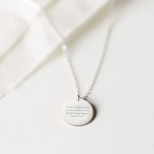 Du er modigere end du tror, stærkere end du ser ud og klogere end du ved - halskæde - Personligt Smykke fra Øndig Jewellery. En styrkende besked, der opmuntrer til selvindsigt og selvtillid.