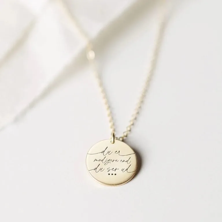 Du er modigere end du ser ud… - Personligt Smykke fra Øndig Jewellery. Bær modighedssymbol om halsen dagligt.