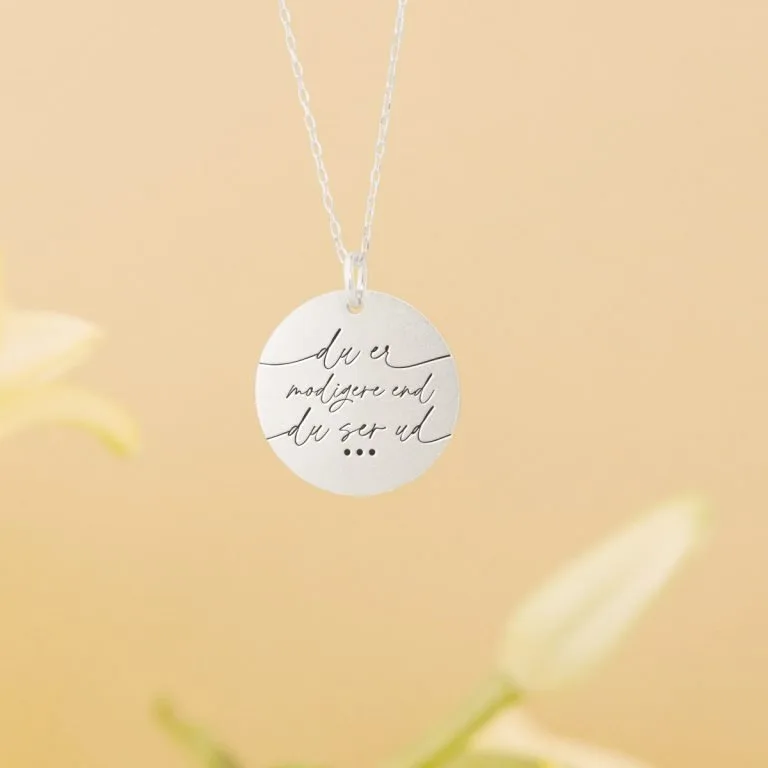 Du er modigere end du ser ud… - Personligt Smykke fra Øndig Jewellery. Bær modighedssymbol om halsen dagligt.