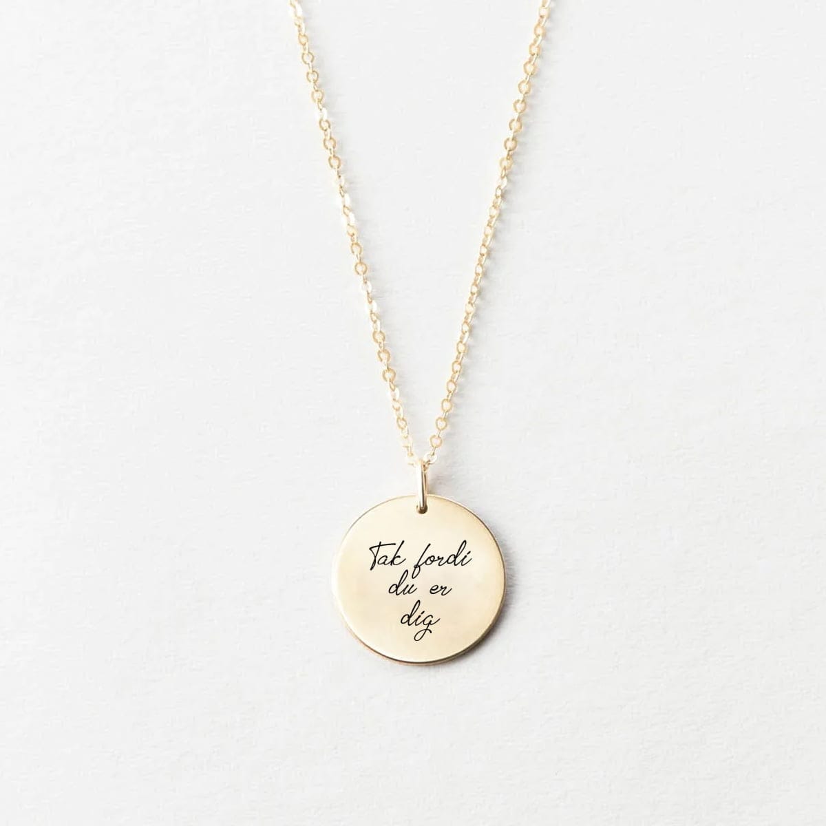 Håndskrevet beskjed på rundt anheng