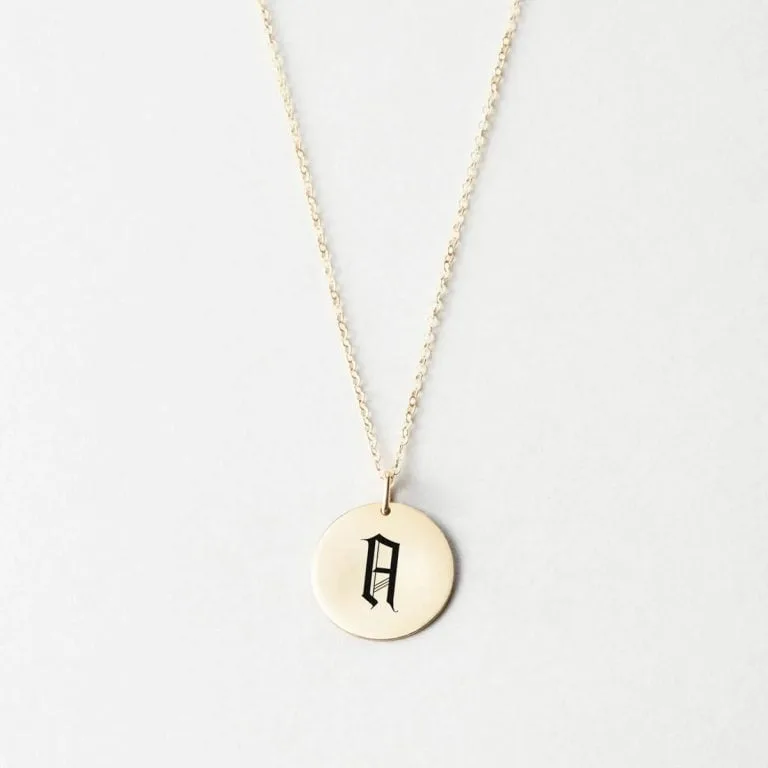 Rundt vedhæng med gotisk bogstav i halskæde - Personligt Smykke fra Øndig Jewellery. Vælg dit bogstav og få det indgraveret i moderne gotisk stil.