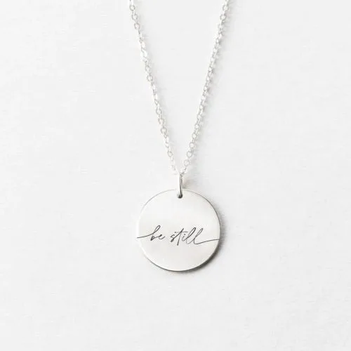 Be still - halskæde - Personligt Smykke fra Øndig Jewellery. En stilfærdig påmindelse om at finde roen.