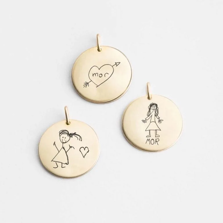 Halskæde med dit barns børnetegning indgraveret - Personligt Smykke fra Øndig Jewellery. Upload et billede af dit barns egen tegning og få indgraveret en nøjagtig gengivelse.
