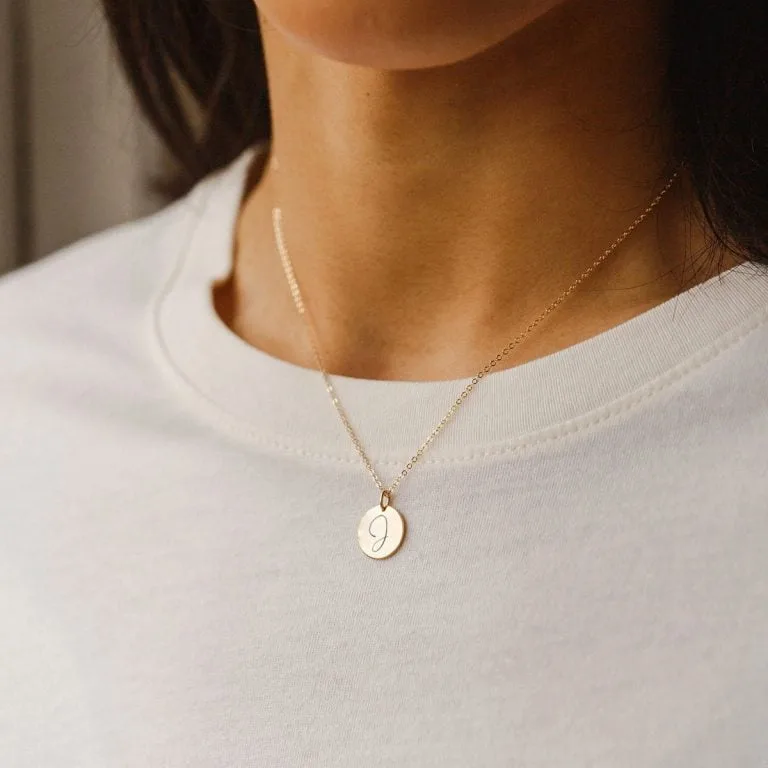 Rundt vedhæng med minimalistisk bogstav i halskæde - Personligt Smykke fra Øndig Jewellery. Vælg et bogstav og få det indgraveret i minimalistisk stil.