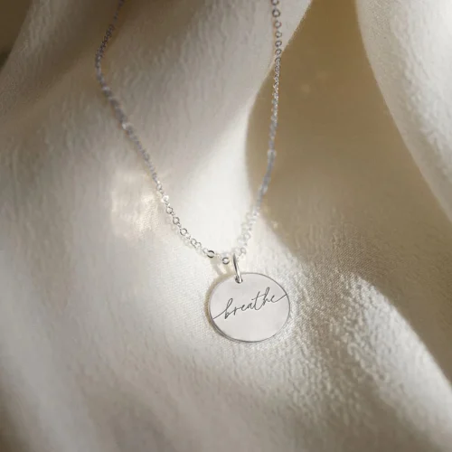 Breathe - halskæde - Personligt Smykke fra Øndig Jewellery. En simpel, men kraftfuld påmindelse om at trække vejret.