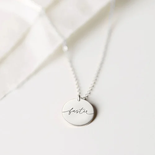 Faster - halskæde - Personligt Smykke fra Øndig Jewellery. En hyldest til en ofte overset, men elsket familiemedlem.