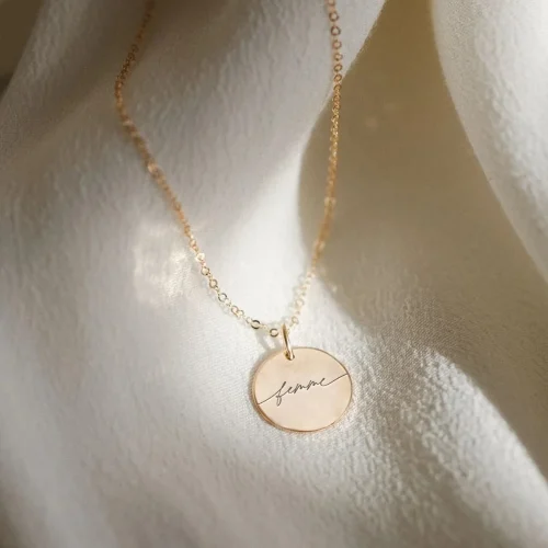 Femme - halskæde - Personligt Smykke fra Øndig Jewellery. En fejring af feminin styrke og skønhed.