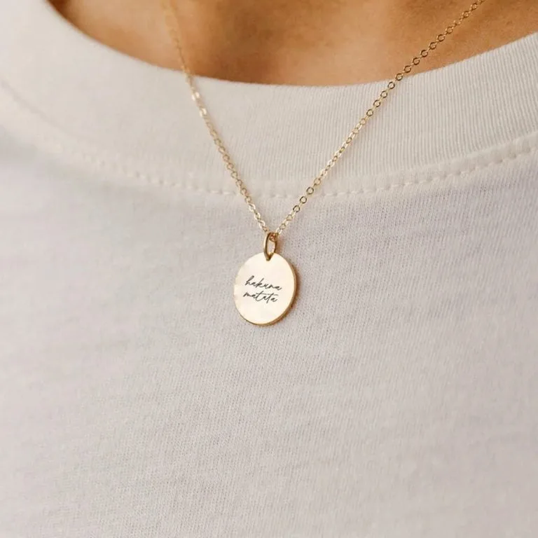 Hakuna Matata - halskæde - Personligt Smykke fra Øndig Jewellery. En let tilgang til livet, fanget i et smykke.