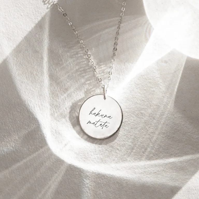Hakuna Matata - halskæde - Personligt Smykke fra Øndig Jewellery. En let tilgang til livet, fanget i et smykke.