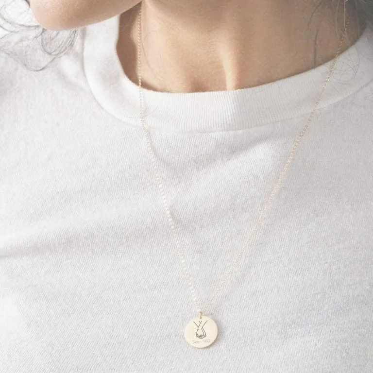 Holder dig i hånden - Personligt Smykke fra Øndig Jewellery. Nærvær og kærlighed tæt på hjertet.
