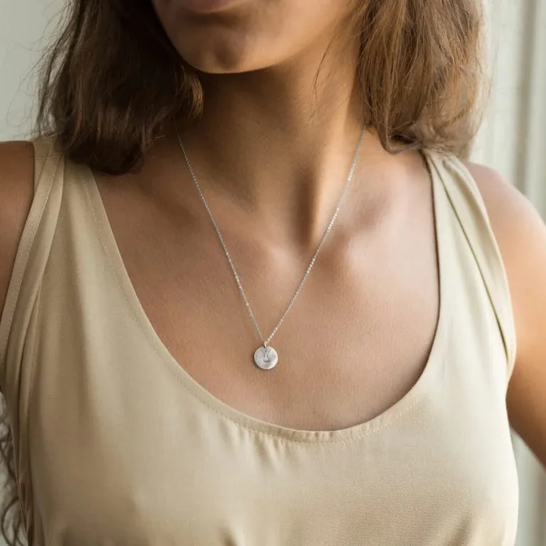Holder dig i hånden - Personligt Smykke fra Øndig Jewellery. Nærvær og kærlighed tæt på hjertet.