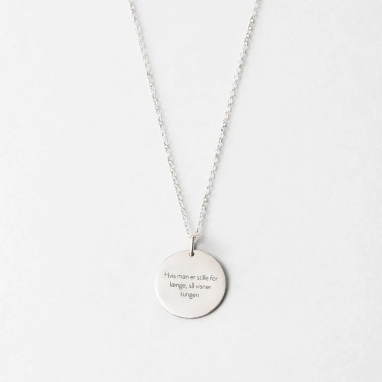Hvis man er stille for længe, så visner tungen - halskæde - Personligt Smykke fra Øndig Jewellery. En tankevækkende sætning om vigtigheden af kommunikation.