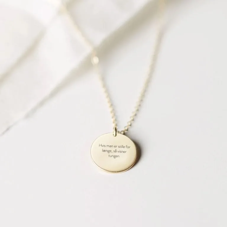 Hvis man er stille for længe, så visner tungen - halskæde - Personligt Smykke fra Øndig Jewellery. En tankevækkende sætning om vigtigheden af kommunikation.