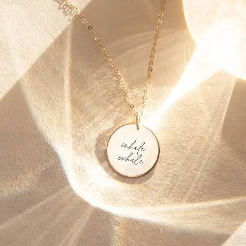 Inhale, then exhale - halskæde - Personligt Smykke fra Øndig Jewellery. En guidet påmindelse om ro og centrering.