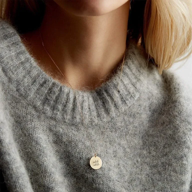 Inhale, then exhale - halskæde - Personligt Smykke fra Øndig Jewellery. En guidet påmindelse om ro og centrering.