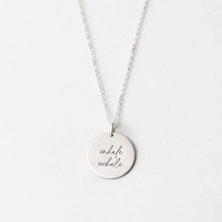 Inhale, then exhale - halskæde - Personligt Smykke fra Øndig Jewellery. En guidet påmindelse om ro og centrering.