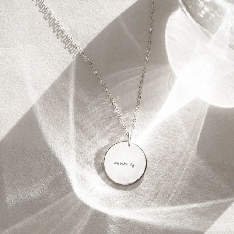 Jeg elsker dig - halskæde - Personligt Smykke fra Øndig Jewellery. Tre små ord med stor betydning, indkapslet i et smykke.