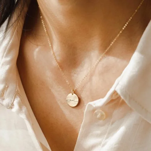 Mor - halskæde - Personligt Smykke fra Øndig Jewellery. En simpel, men kraftfuld hyldest til moderskab.