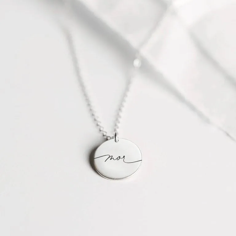 Mor - halskæde - Personligt Smykke fra Øndig Jewellery. En simpel, men kraftfuld hyldest til moderskab.