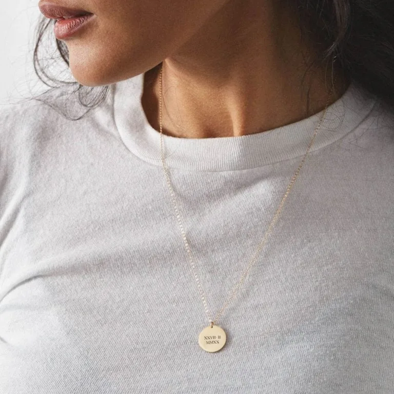 Dato i romertal indgraveret på rundt vedhæng - Personligt Smykke fra Øndig Jewellery. Vælg en dato og få den indgraveret som romertal. Vores datovælger omregner automatisk din dato til det korrekte romertal. Stilfuld halskæde med romertal, der mindes en særlig dato på en tidløs og elegant måde.