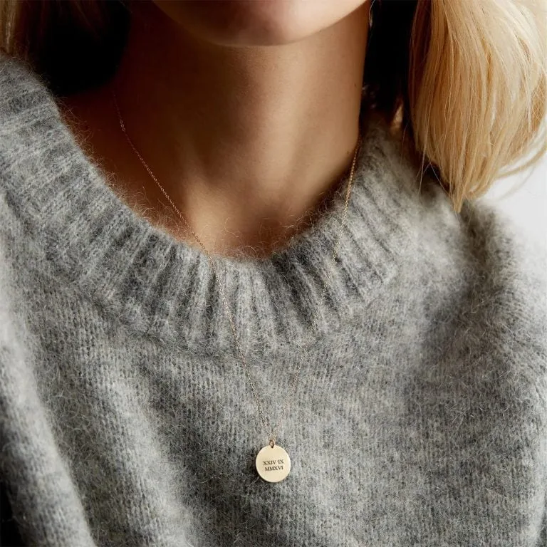 Dato i romertal indgraveret på rundt vedhæng - Personligt Smykke fra Øndig Jewellery. Vælg en dato og få den indgraveret som romertal. Vores datovælger omregner automatisk din dato til det korrekte romertal. Stilfuld halskæde med romertal, der mindes en særlig dato på en tidløs og elegant måde.