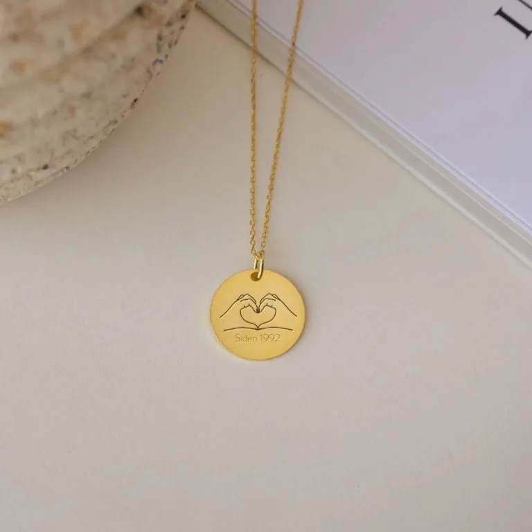 Hjertet i hænderne - Personligt Smykke fra Øndig Jewellery. Kærlighed og omsorg i elegant smykke.
