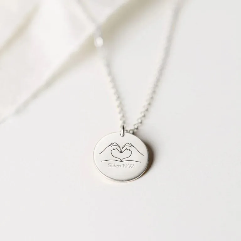 Hjertet i hænderne - Personligt Smykke fra Øndig Jewellery. Kærlighed og omsorg i elegant smykke.