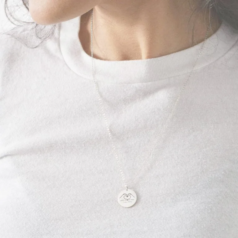 Hjertet i hænderne - Personligt Smykke fra Øndig Jewellery. Kærlighed og omsorg i elegant smykke.
