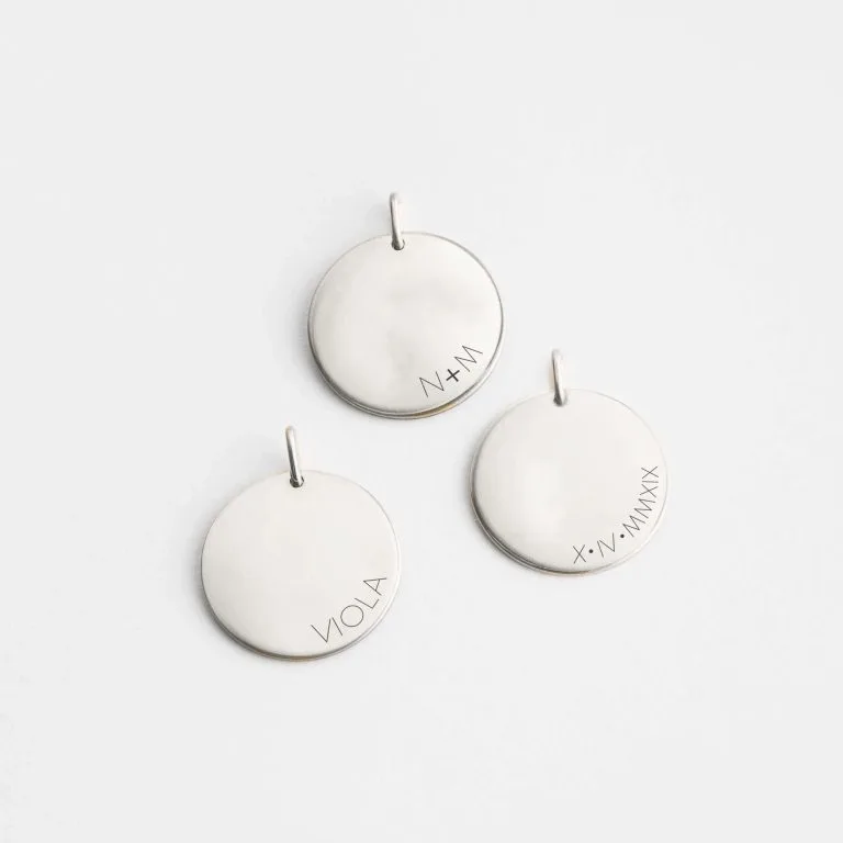 Halskæde med dit navn langs kanten på rundt vedhæng - Personligt Smykke fra Øndig Jewellery. Skriv din egen personlige tekst. Stilet og elegant halskæde med rundskrevet tekst.