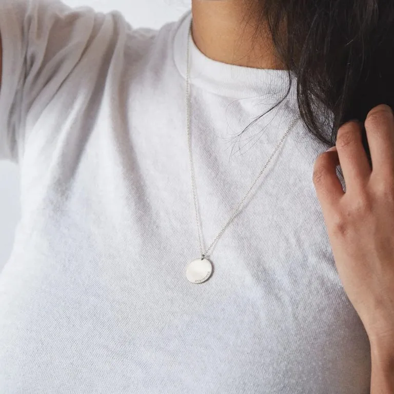 Halskæde med dit navn langs kanten på rundt vedhæng - Personligt Smykke fra Øndig Jewellery. Skriv din egen personlige tekst. Stilet og elegant halskæde med rundskrevet tekst.