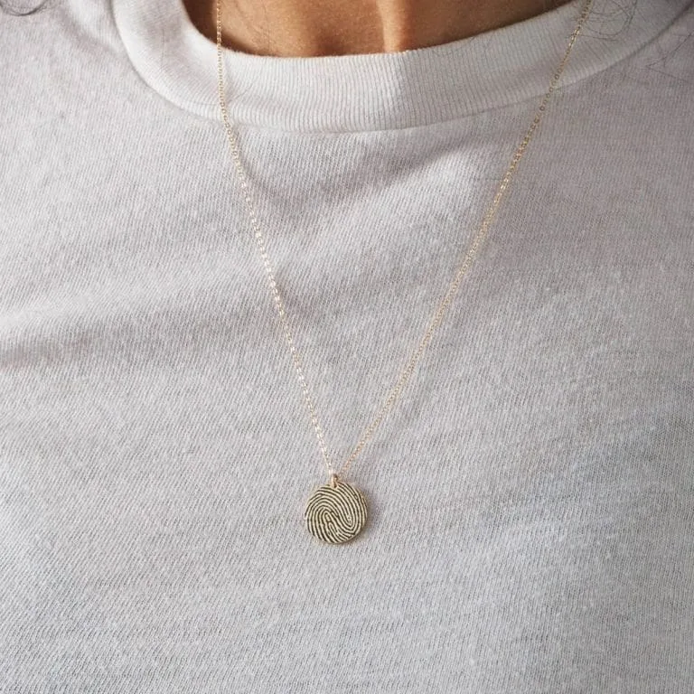 Indgraver dit fingeraftryk - Personligt Smykke fra Øndig Jewellery. Dit fingeraftryk indgraveret i eksklusivt vedhæng