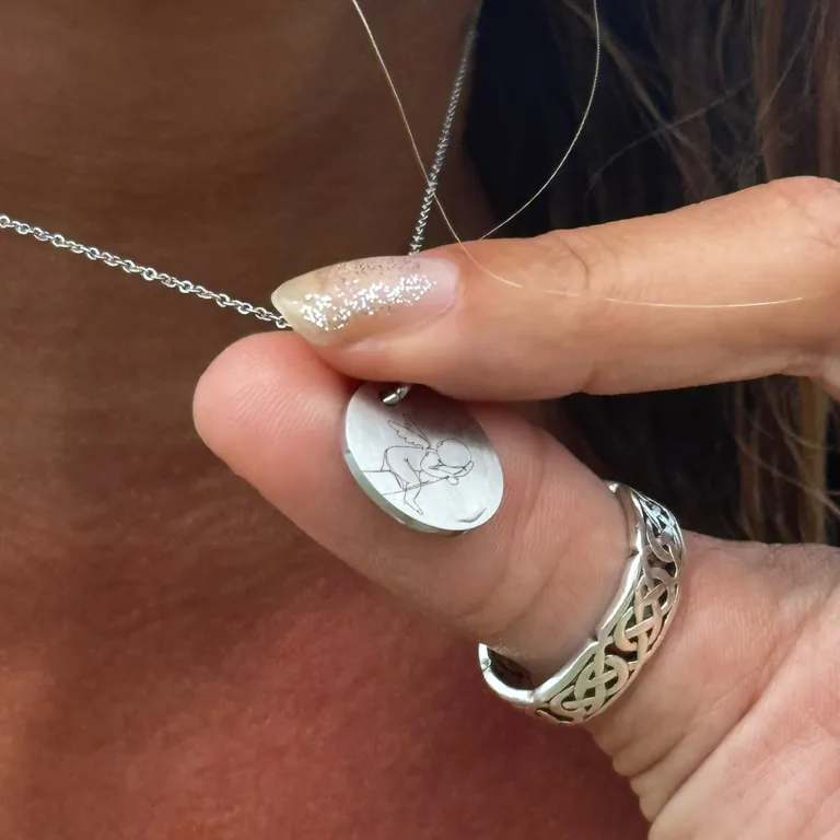 Englebarn på armen - Personligt Smykke fra Øndig Jewellery. Den perfekte gave til mor med gravering