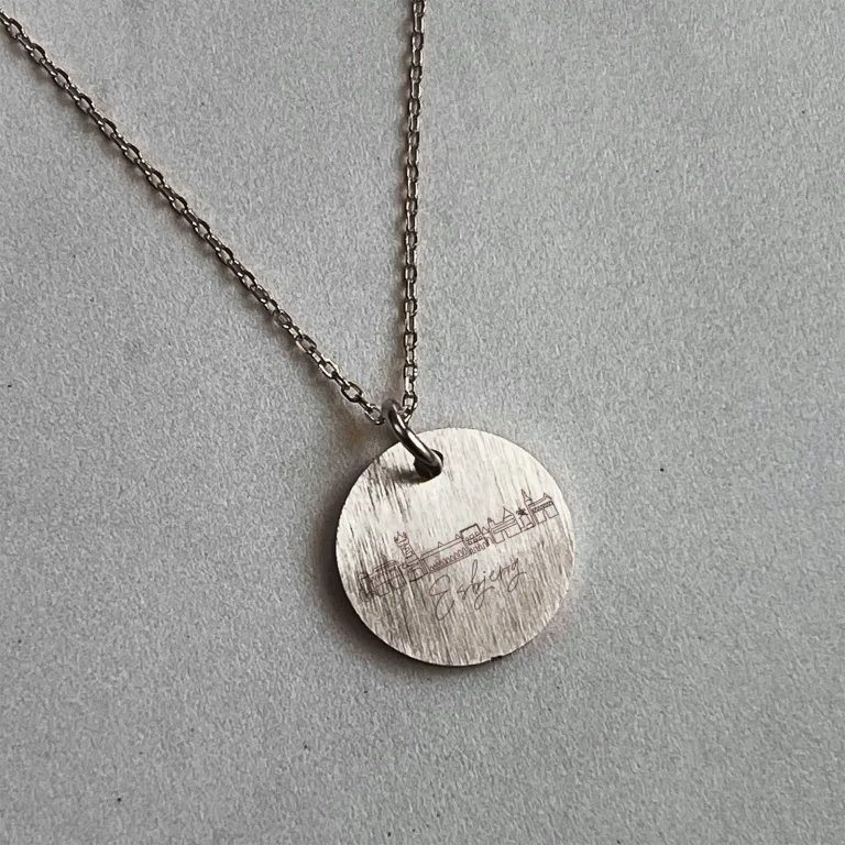 Esbjerg Skyline Line Art - Personligt Smykke fra Øndig Jewellery. Gør gaven personlig og uforglemmelig