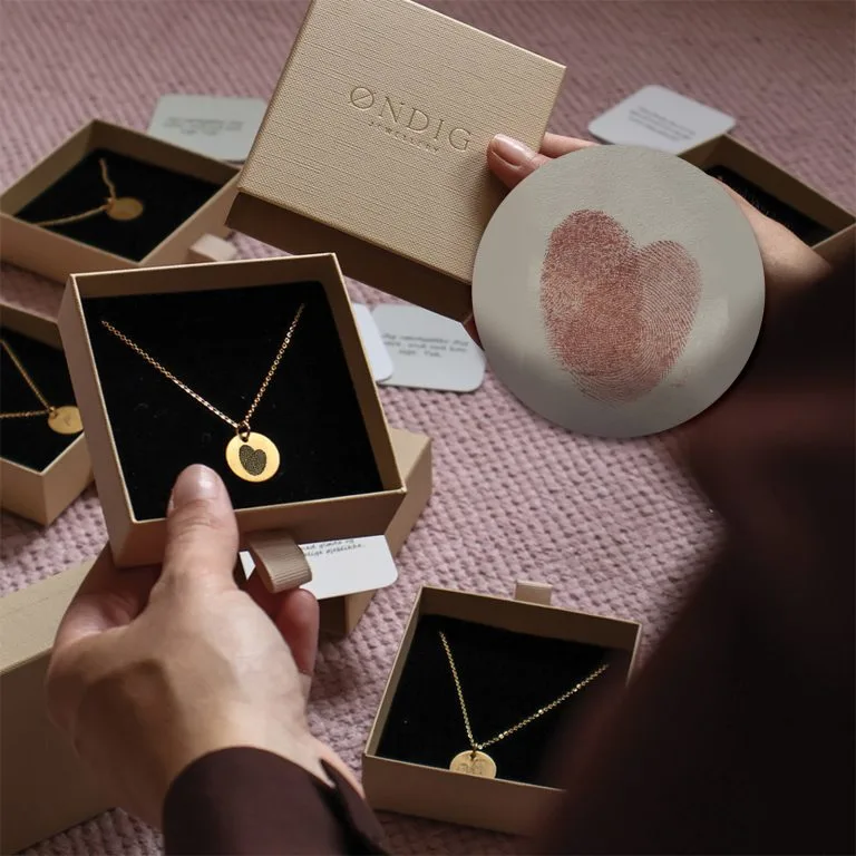 Hjerte fingeraftryk halskæde - Personligt Smykke fra Øndig Jewellery. To fingeraftryk som bliver til et hjerte - unik gave