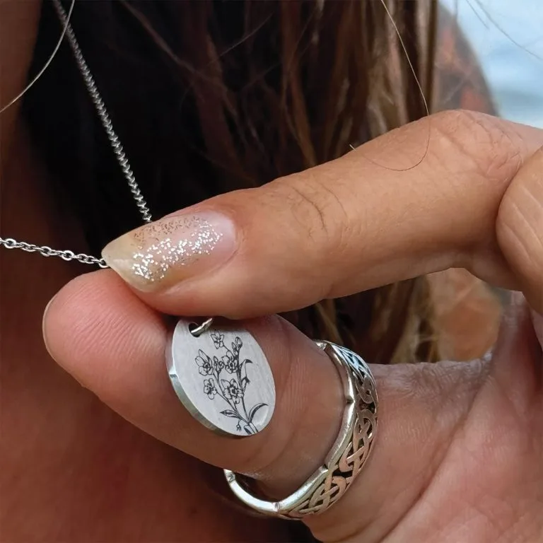 Forglemmigej Line Art - Personligt Smykke fra Øndig Jewellery. Et smykke der bevarer dine kære minder