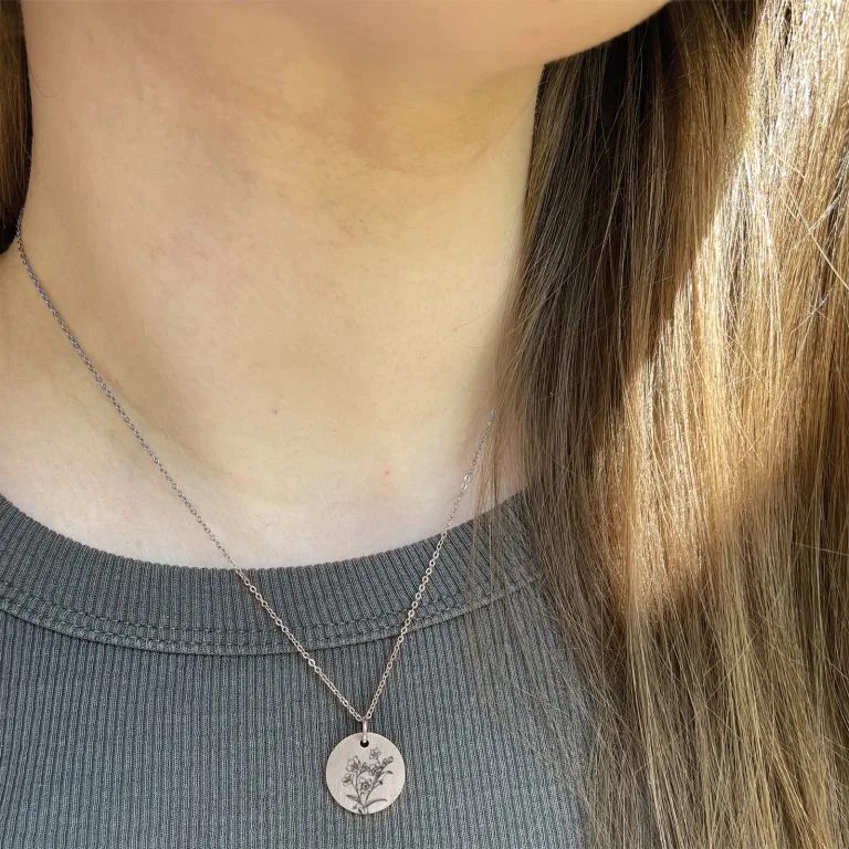 Forglemmigej Line Art - Personligt Smykke fra Øndig Jewellery. Et smykke der bevarer dine kære minder
