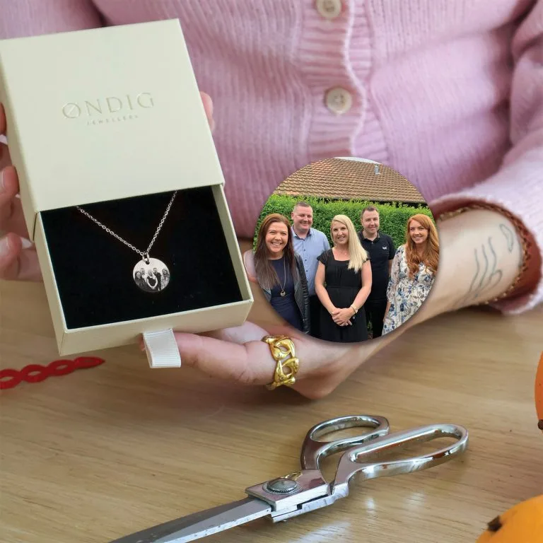 Foto Halskæde - Personligt Smykke fra Øndig Jewellery. Skab et unikt minde med en halskæde med billede. Vælg mellem præcis foto-indgravering eller elegant line-art. En personlig gave med stor betydning.