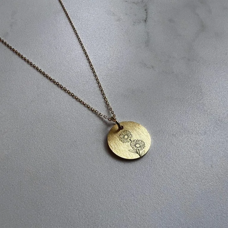 Gerbera Line Art - Personligt Smykke fra Øndig Jewellery. Skab minder med personlig gravering bagpå