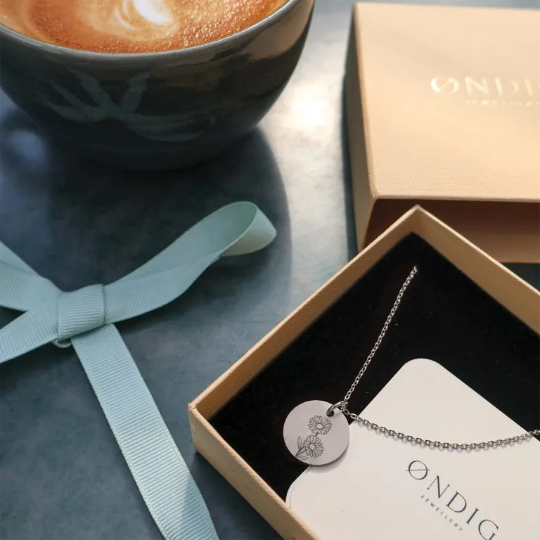 Gerbera Line Art - Personligt Smykke fra Øndig Jewellery. Skab minder med personlig gravering bagpå