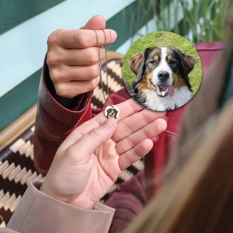 Din hunds ansigt i håndtegnet lineart på halskæde - Personligt Smykke fra Øndig Jewellery. Forevig din hund med personlig halskæde