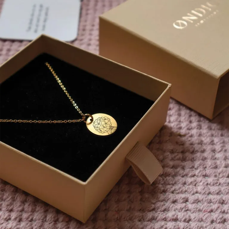 Hortensia Line Art - Personligt Smykke fra Øndig Jewellery. En unik gave med personlig gravering