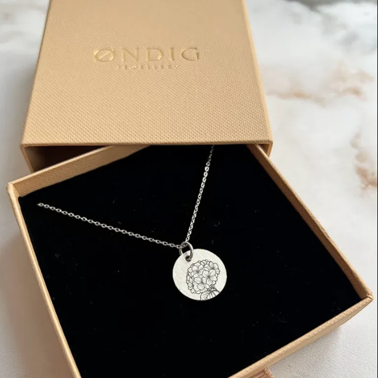 Hortensia Line Art - Personligt Smykke fra Øndig Jewellery. En unik gave med personlig gravering