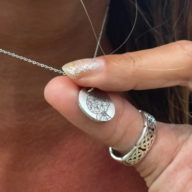 Hortensia Line Art - Personligt Smykke fra Øndig Jewellery. En unik gave med personlig gravering