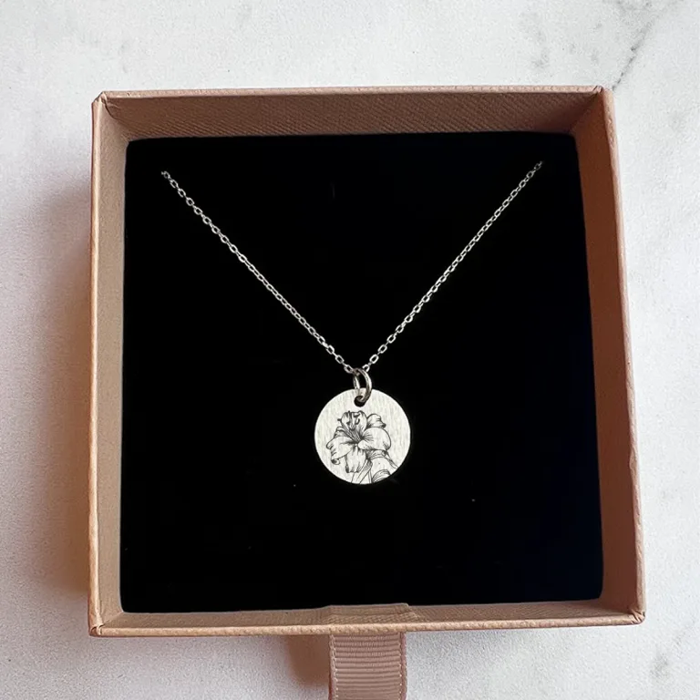 Lilje Line Art - Personligt Smykke fra Øndig Jewellery. Unikt dansk smykke med personlig bagside
