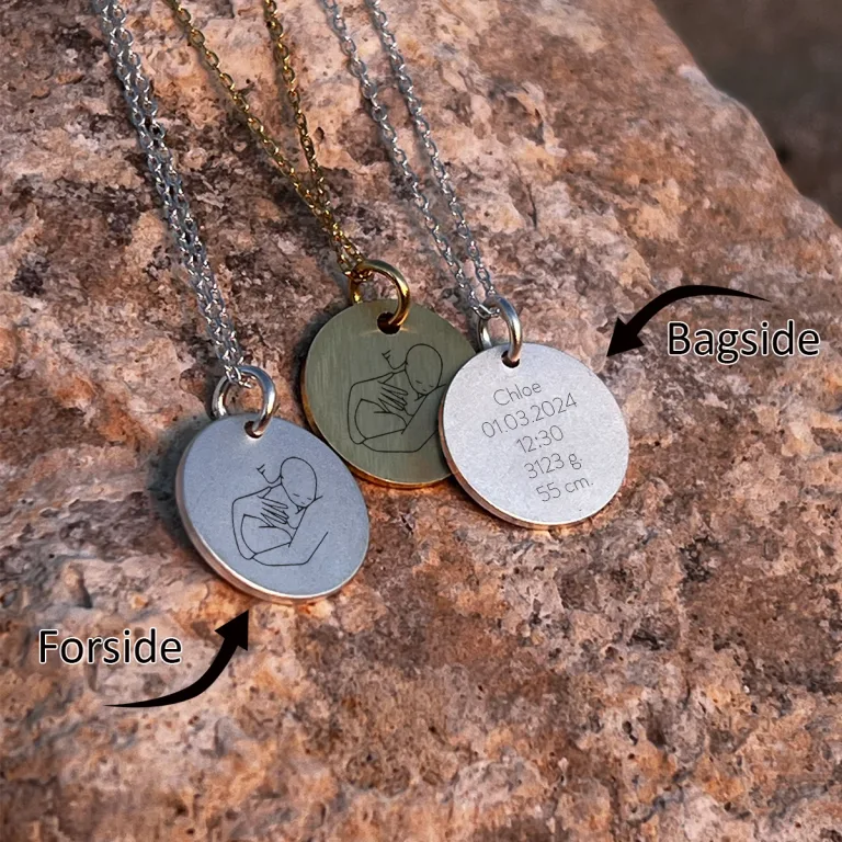 Mor med barn i favnen - Personligt Smykke fra Øndig Jewellery. Unikt smykke til mor med personlig gravering